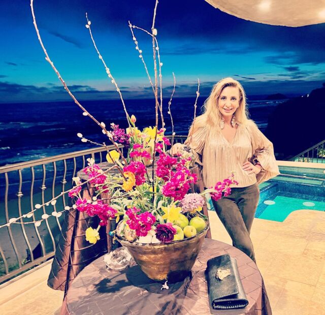 It ain’t a Persian party without a Versace photobomb.  (Zoom in on the clutch on the table). FYI Not mine.🖤  Fashion advice:
Don’t worry about re-wearing the same outfit, worry about not wearing the same outfit twice.  I don’t care who you are, if you’re not wearing your clothes again and again, it tells me you really didn’t love them or feel good wearing them.  Be selective, buy things you love, things that you will cherish and hold onto. And wear them over and over again. Forget about brands and labels. Imagine it didn’t have a label. If you’d still buy something without knowing the brand, then that’s a good indicator and a great method to discovering and fine-tuning your unique and authentic sense of style!  #sabisays #fashionwriter #ocstyle #goldtoop #metallicsareaneutral #style #fashion #lagunabeach #newportbeach #ocblogger #occolumnist #goldisthenewblack #insearchofbeautifulthings #fashionadvise #fashionviews #discoveryourownstyle #ocfashionstylist